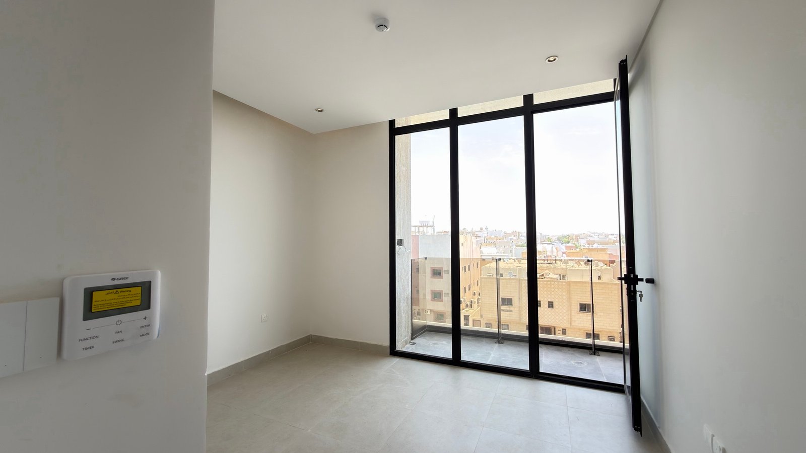 للبيع شقة واسعة في حي التعاون 🏡