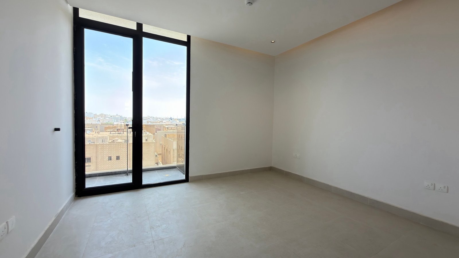 للبيع شقة واسعة في حي التعاون 🏡