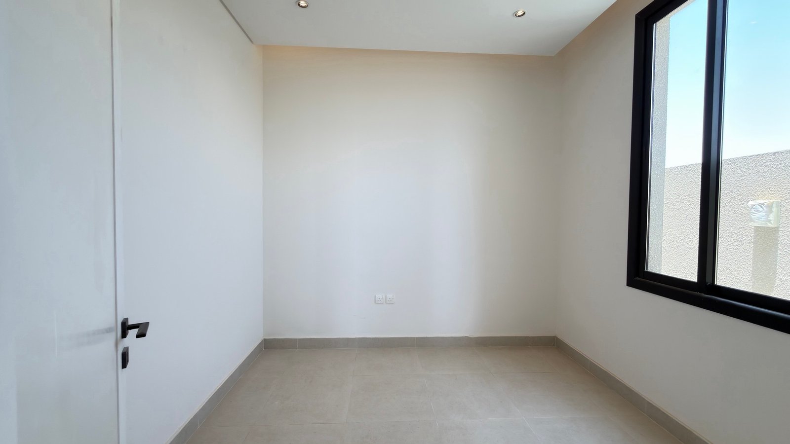 للبيع شقة واسعة في حي التعاون 🏡
